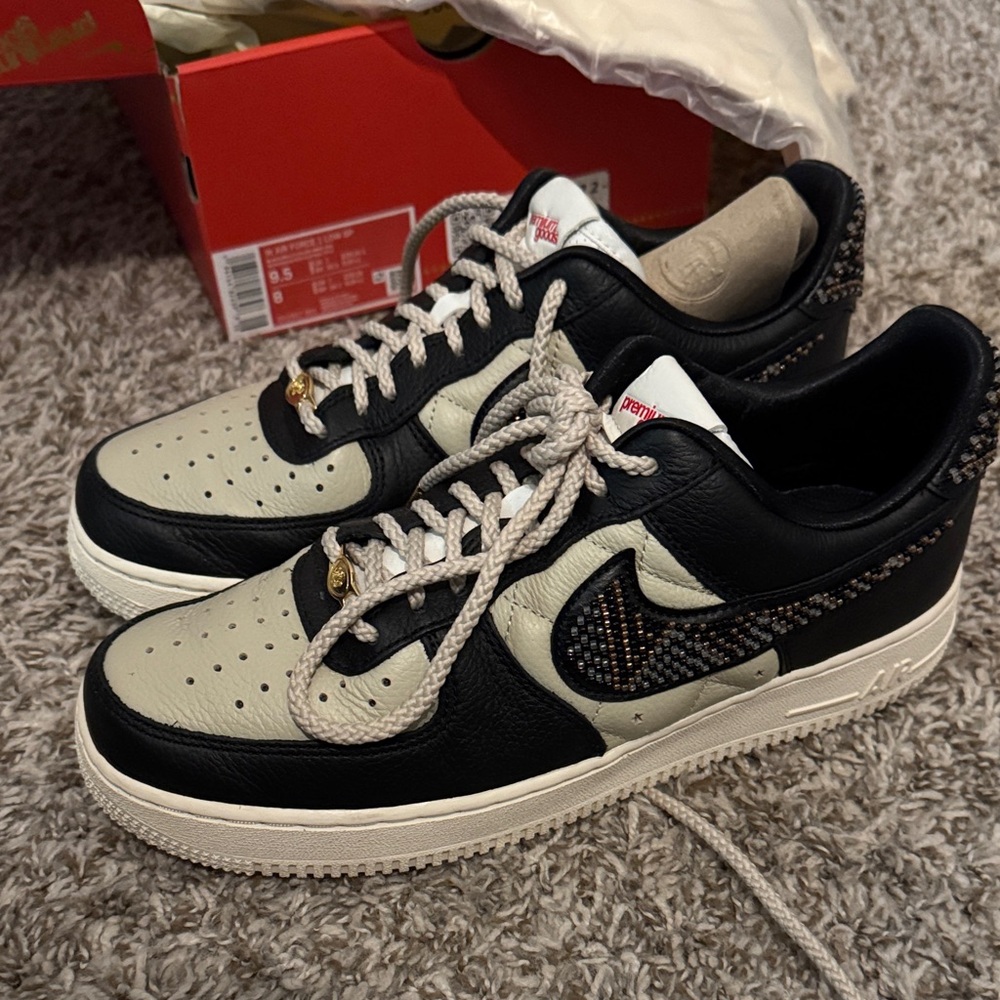 Nike Men's Black and Cream Patterned Sneakers